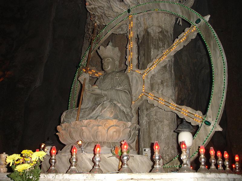061- Dans une grotte....JPG - Dans une grotte...